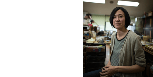 山脇 千尋 - 愛知県生まれ。2011年、金沢美術工芸大学を卒業後、同大学院に。2年後の2013年には修士課程を修了し、同年金沢卯辰山工芸工房にて漆器などの工芸品を製作。