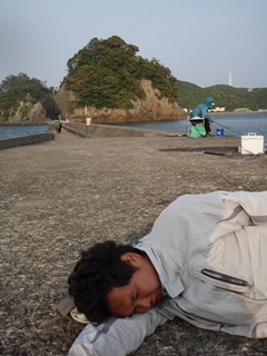 夕マズメのガラガラの堤防