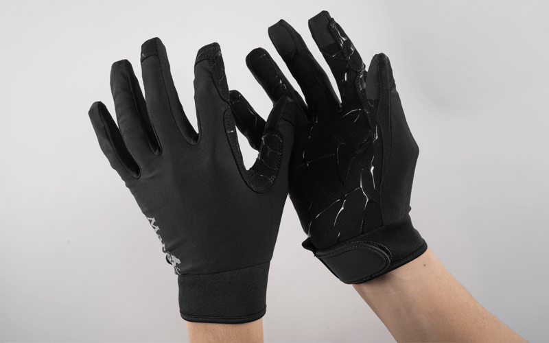 Maria PROTECT GLOVE wearing image