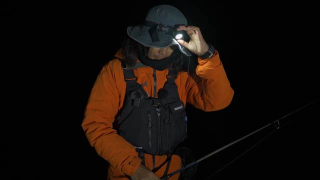 夜のエギングの必需品“ヘッドライト”。安全に釣りをするために気を付けたい注意点とマナー